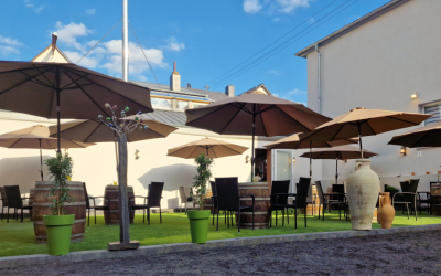 Wein-Lounge im Innenhof